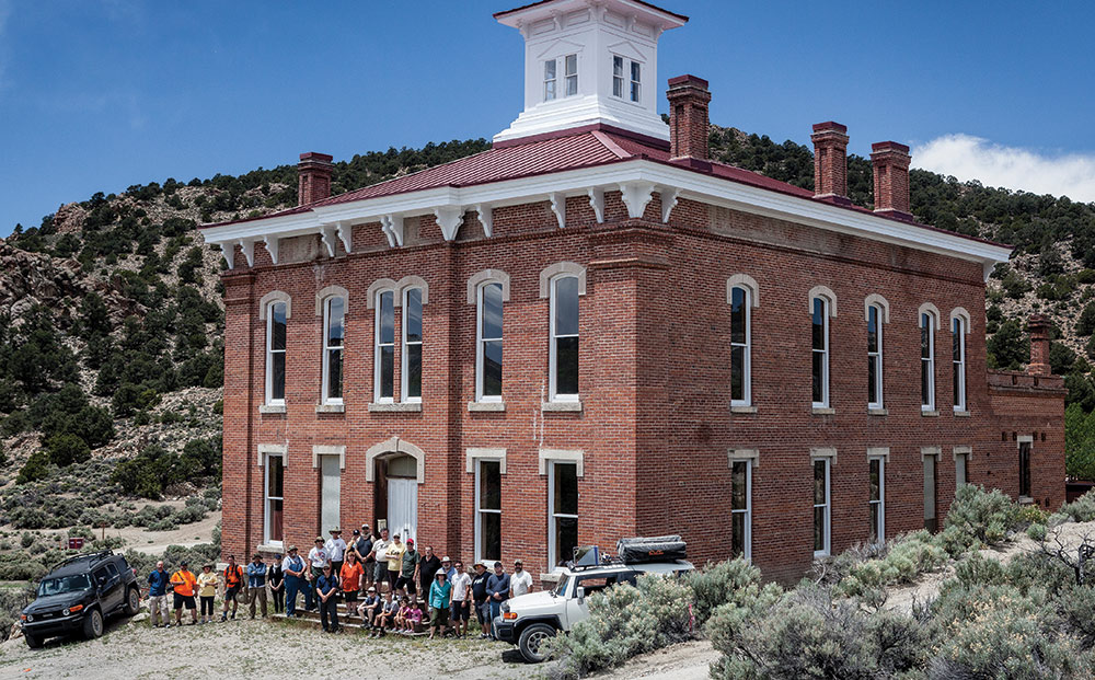 Belmont Courthouse, modern day, with a group of people standing on the steps. Photo ©Greg McKay